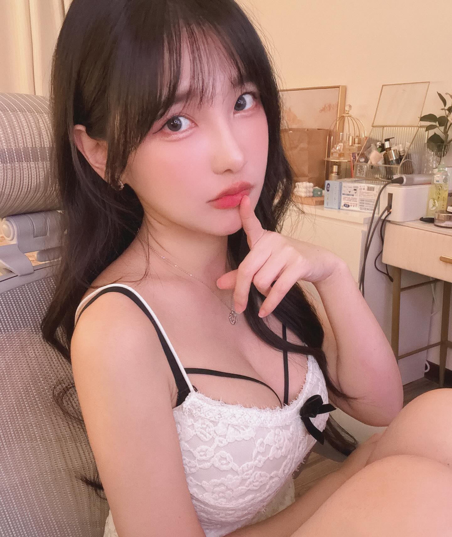 留学生约炮约爱加line：wt8135可上门
